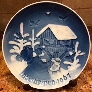 1967 Royal Copenhagen Blue Christmas Plate "Child With Birdfeeder" Denmark Excel